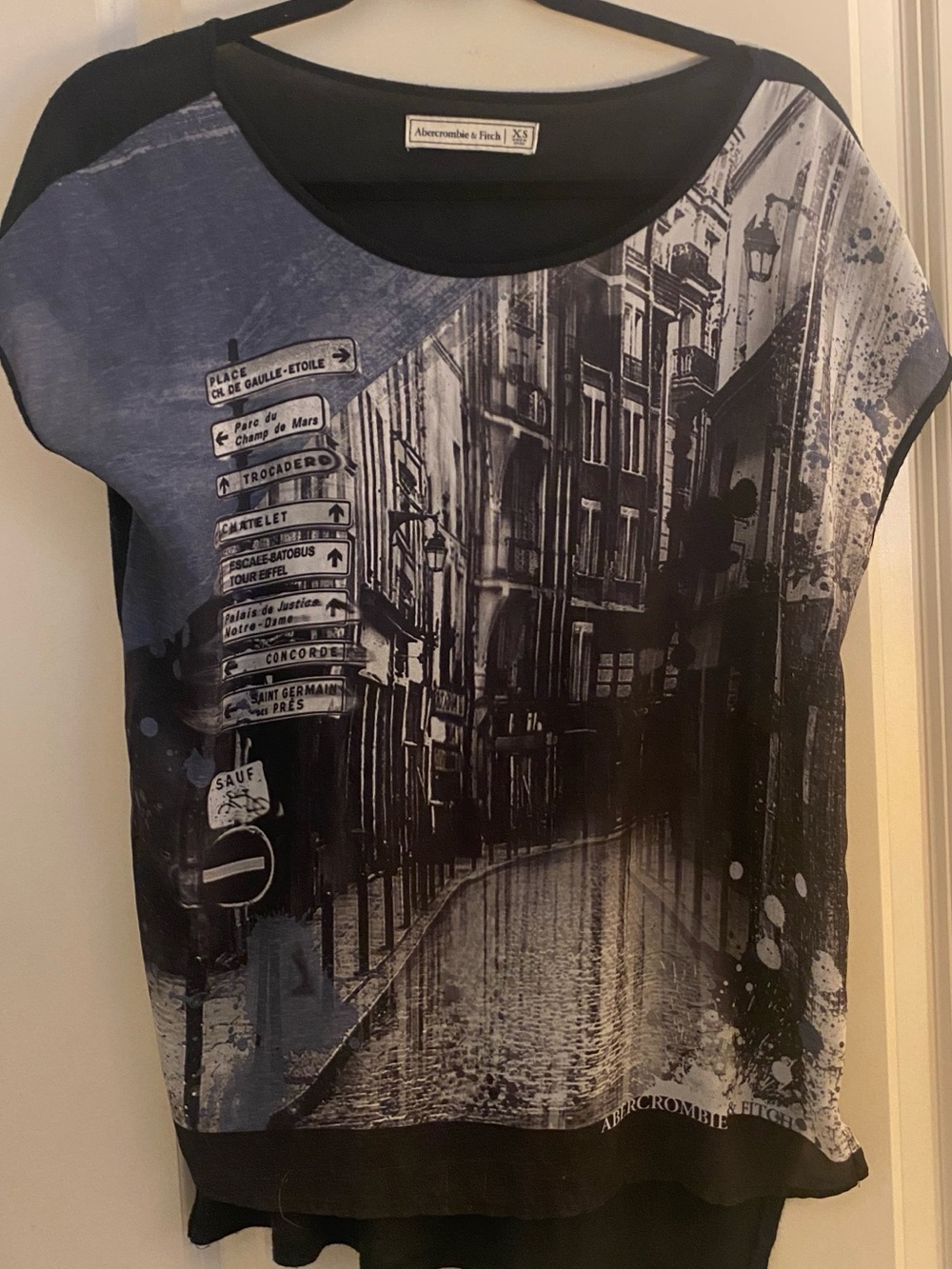 Abercrombie & Fitch Black and Blue Short Sleeve Graphic Scoop Neck Top